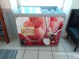 une photo d'un chariot contenant des glaces
