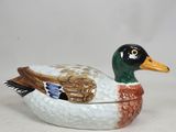 un canard en céramique posé sur une table