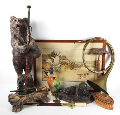 une photo d'un ours tenant un fusil et d'autres objets