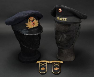 Deux chapeaux et une paire de chaussures sont posés sur une table