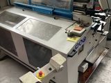 une machine qui se trouve à l'intérieur d'un bâtiment