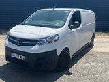 une camionnette blanche garée devant un mur bleu