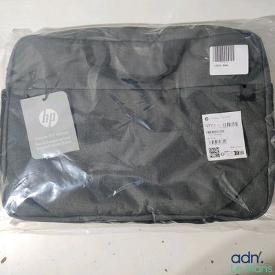 un sac pour ordinateur portable posé sur une table