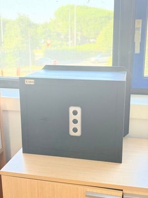 une boîte posée sur un bureau près d'une fenêtre