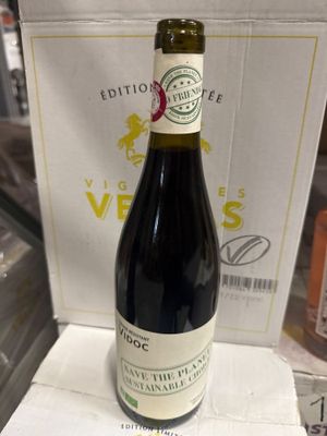 une bouteille de vin posée sur une boîte