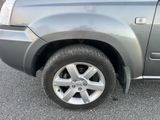une voiture qui a un pneu crevé sur le bord de la route