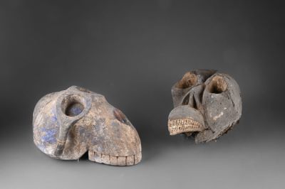 trois pièces de poterie sont exposées sur une surface grise