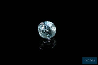 gros plan d'un diamant bleu sur une surface noire