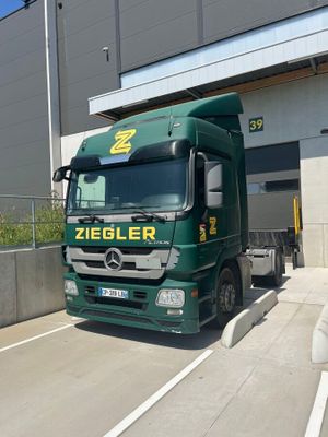 a truck that is parked in front of a building