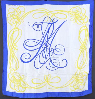 un gros plan sur un mouchoir blanc et bleu orné d'un monogramme bleu et jaune