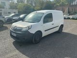 la petite camionnette blanche est garée dans le parking