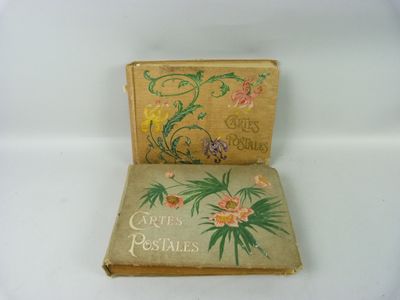 un vieux livre posé sur une table
