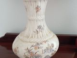 un vase posé sur une table dans une pièce