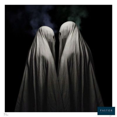 deux personnes vêtues de manière fantomatique, debout devant un fond noir