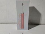une boîte contenant une brosse à dents, posée sur une table
