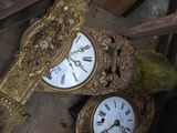 deux horloges posées par terre l'une à côté de l'autre