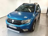 une Dacia bleue garée dans un garage aux murs blancs