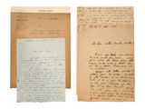 deux vieux papiers comportant des inscriptions manuscrites et un morceau de papier sur lequel il y a quelque chose d'écrit