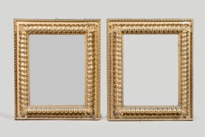 paire de miroirs à cadre doré, avec des bords ornés de perles sur fond gris