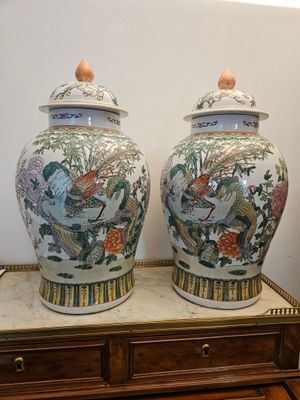 deux vases posés sur une table en bois