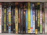 beaucoup de DVD dans une boîte blanche posée sur une étagère