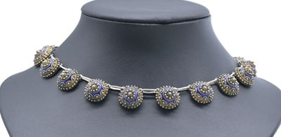 gros plan d'un collier sur un mannequin mannequin