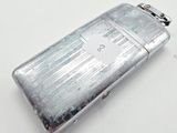 un briquet en argent posé sur une table