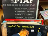 une boîte en carton remplie de disques vinyles posée sur une table