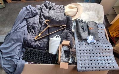 238 / 1 palette de 87 kg de mix ( blouson, draps, chap…