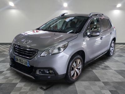 la voiture argentée est garée sur un sol en damier dans le garage
