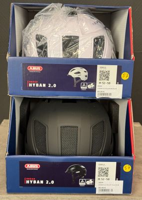Deux cartons de casques sont empilés l'un sur l'autre sur une table