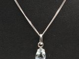 un collier orné d'une topaze bleue montée sur une chaîne en argent