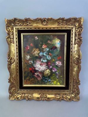 une peinture à l'huile représentant des fleurs, dans un cadre doré, accrochée à un mur bleu