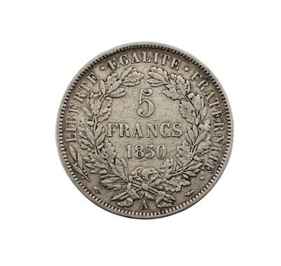 gros plan d'une pièce de monnaie sur fond blanc