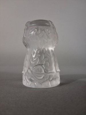 un vase en verre transparent orné d'un motif