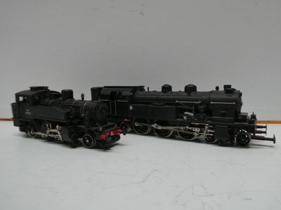 un train noir sur les rails, sur un fond blanc