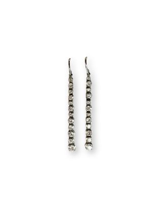 paire de boucles d'oreilles en diamant sur fond blanc