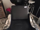 une chaise noire sur laquelle est posé un bol noir