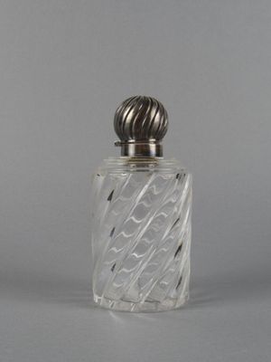 une image représentant une bouteille en verre avec un bouchon argenté, posée sur une surface grise