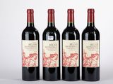 trois bouteilles de vin rouge posées côte à côte sur une table