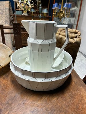 une tasse et une soucoupe blanches posées sur une table en bois