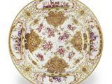 un gros plan d'une assiette ornée d'un motif floral