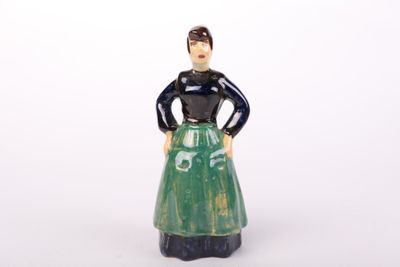 une figurine de femme portant une jupe verte