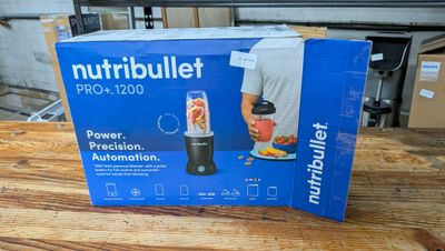 une boîte de Nutribullet Pro 12000 posée sur une table
