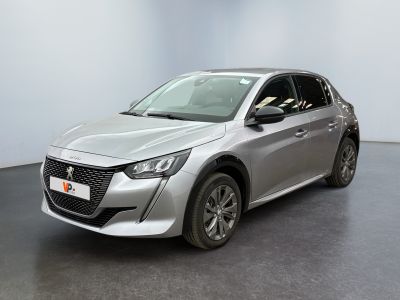 La voiture argentée est garée dans une grande pièce au sol noir