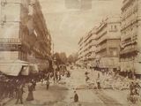 une vieille photo d'une rue de la ville où l'on voit des gens marcher