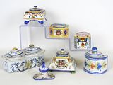 de nombreux objets décoratifs de toutes sortes disposés sur la table