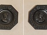 deux photos d'une plaque en bronze accrochée au mur