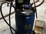 une image représentant un réservoir bleu auquel est raccordé un tuyau