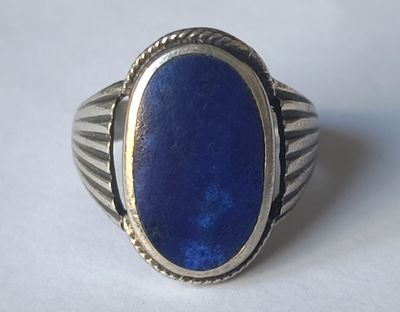 l'image d'une bague contenant une pierre bleue